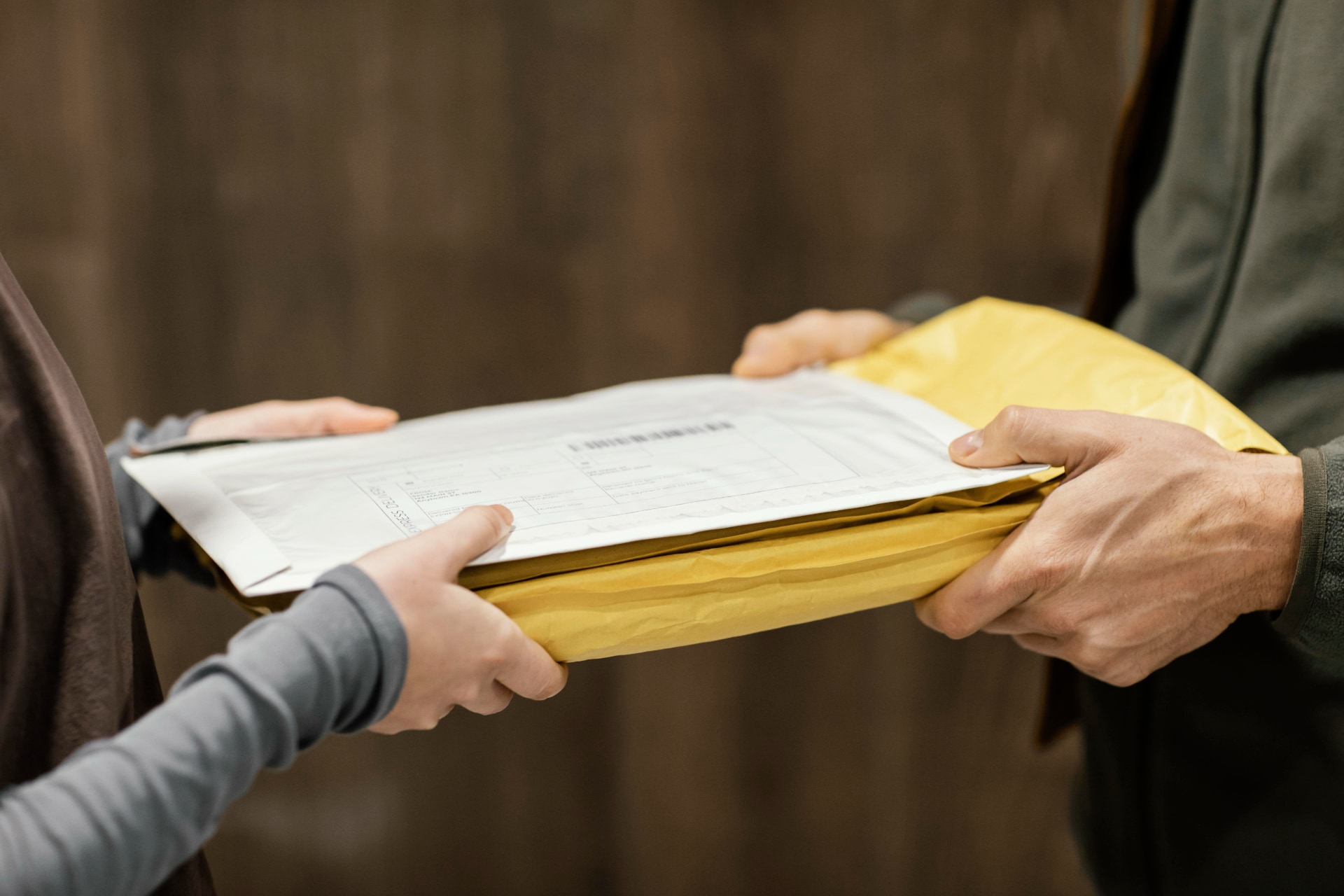 ¿Vas a enviar un paquete al extranjero? Te contamos las cosas que conviene comprobar antes