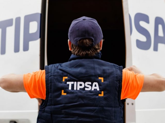 Repartidor de TIPSA trabajando